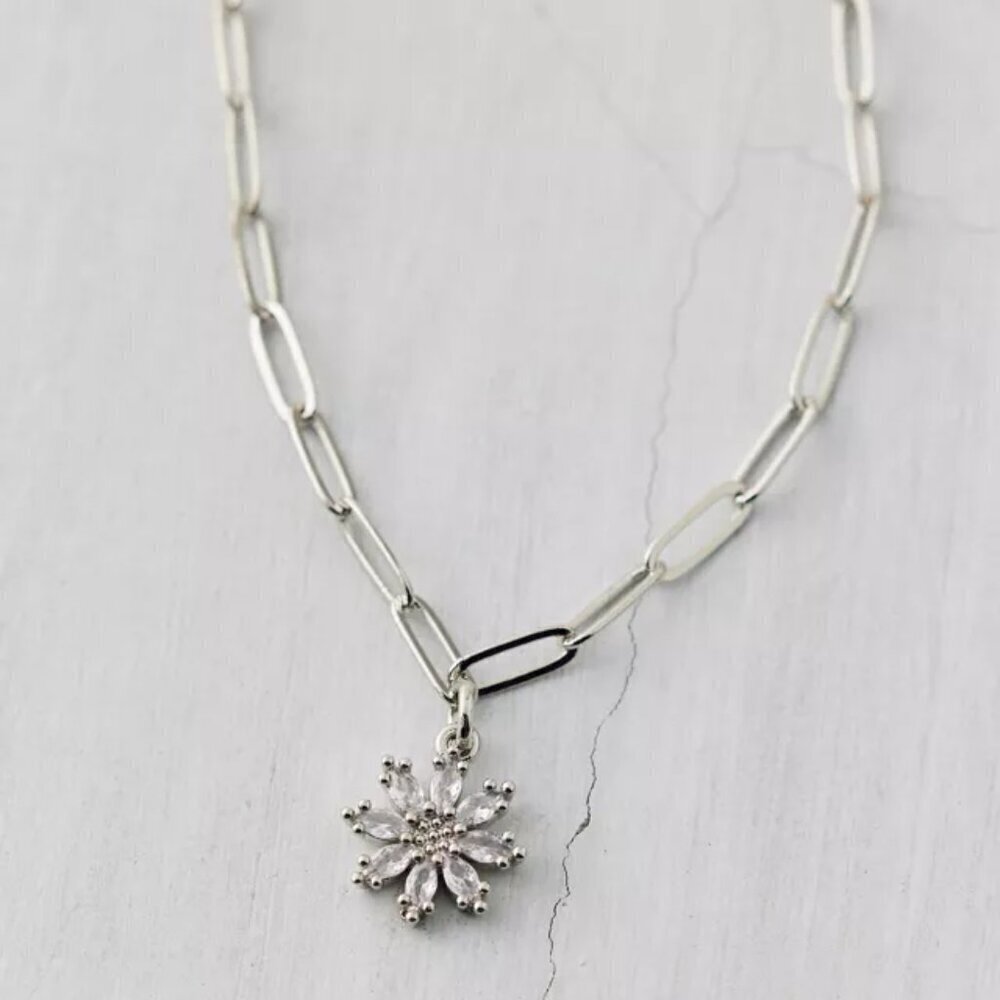 NWT Urban Outfitters Rhinestone Flower Paperclip Necklace - Picture 4 of 5